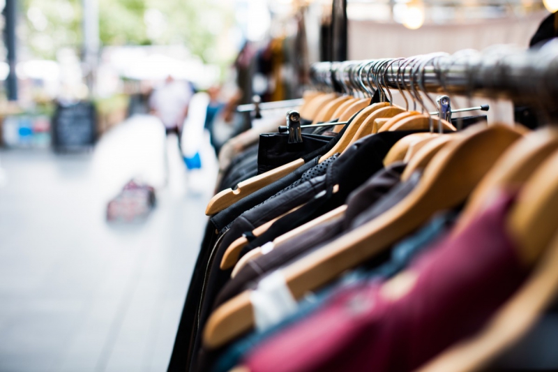ecommerce-UTELLE-min_blur_close_up_focus_hanger_jacket_market_people_rack-1176303