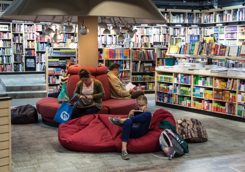 ecommerce-UTELLE-min_books_bookstore_book_reader_readers_reading_shop_sale_books-849006