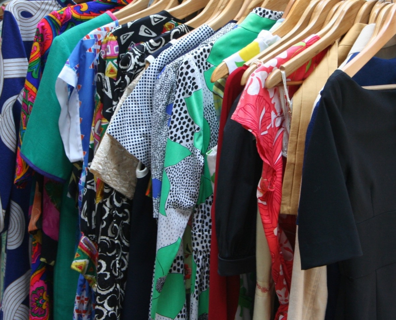 ecommerce-UTELLE-min_dresses_apparel_clothing_clothes_clothes_hangers_wooden_hangers_retail_shop_closet-1149845