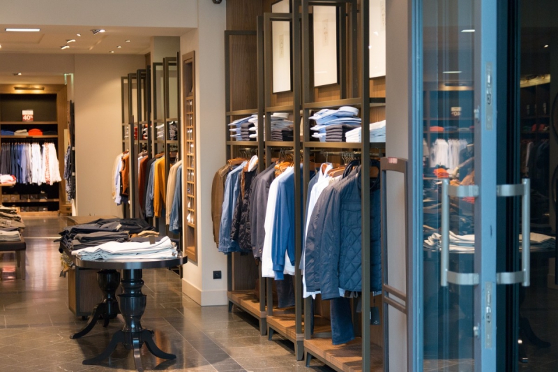 ecommerce-UTELLE-min_shop_clothes_clothing_shopping_mall_shopping_kielce_crown_poland-862477