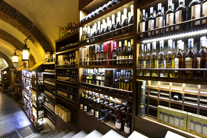 ecommerce-UTELLE-min_world_street_travel_shop_canon_georgia_wine_bottles-429767